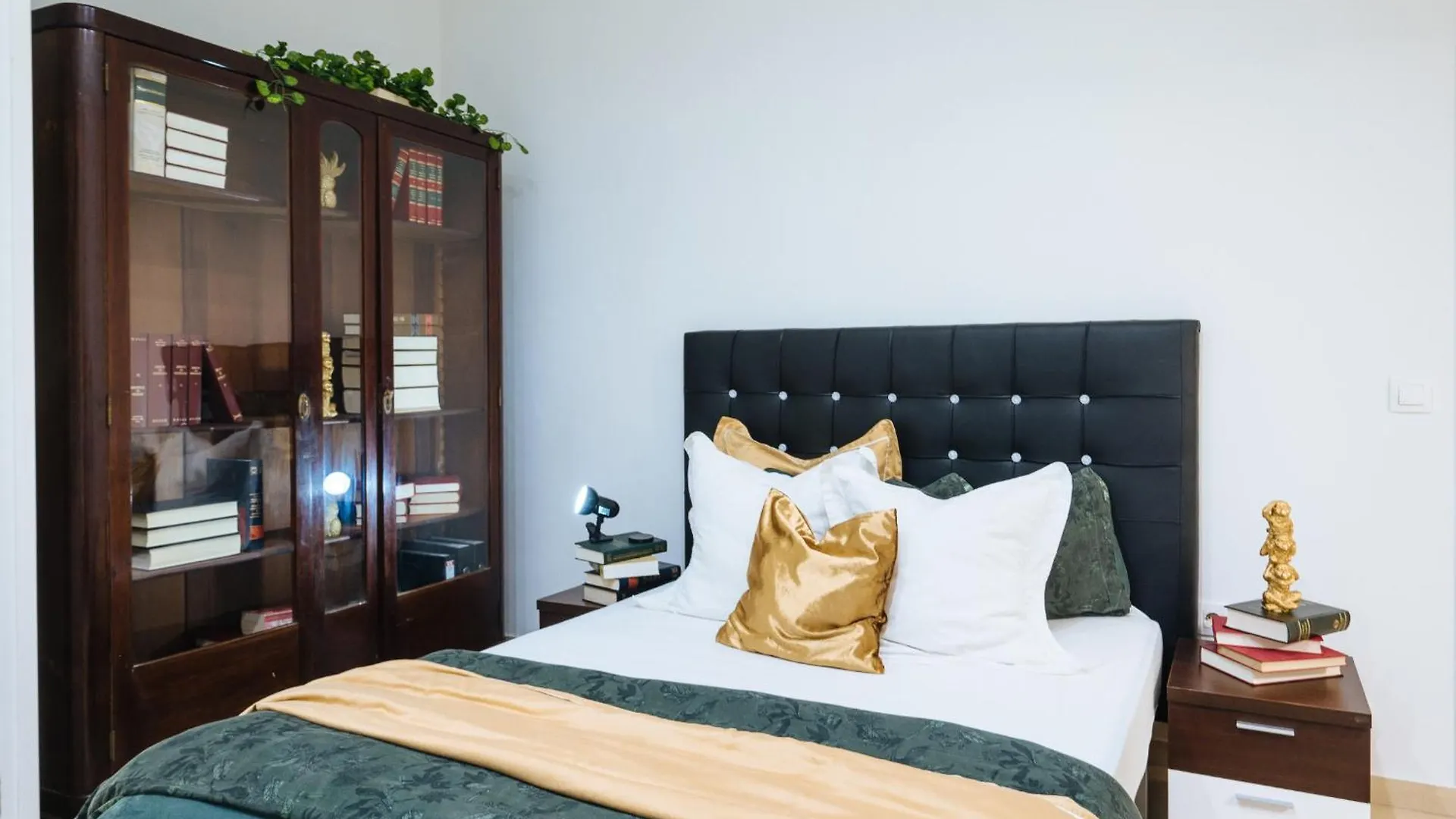 Elegant Interior Room In Sevilla Centre contacts