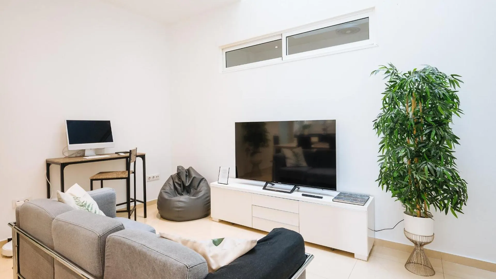 Elegant Interior Room In Sevilla Centre Spain