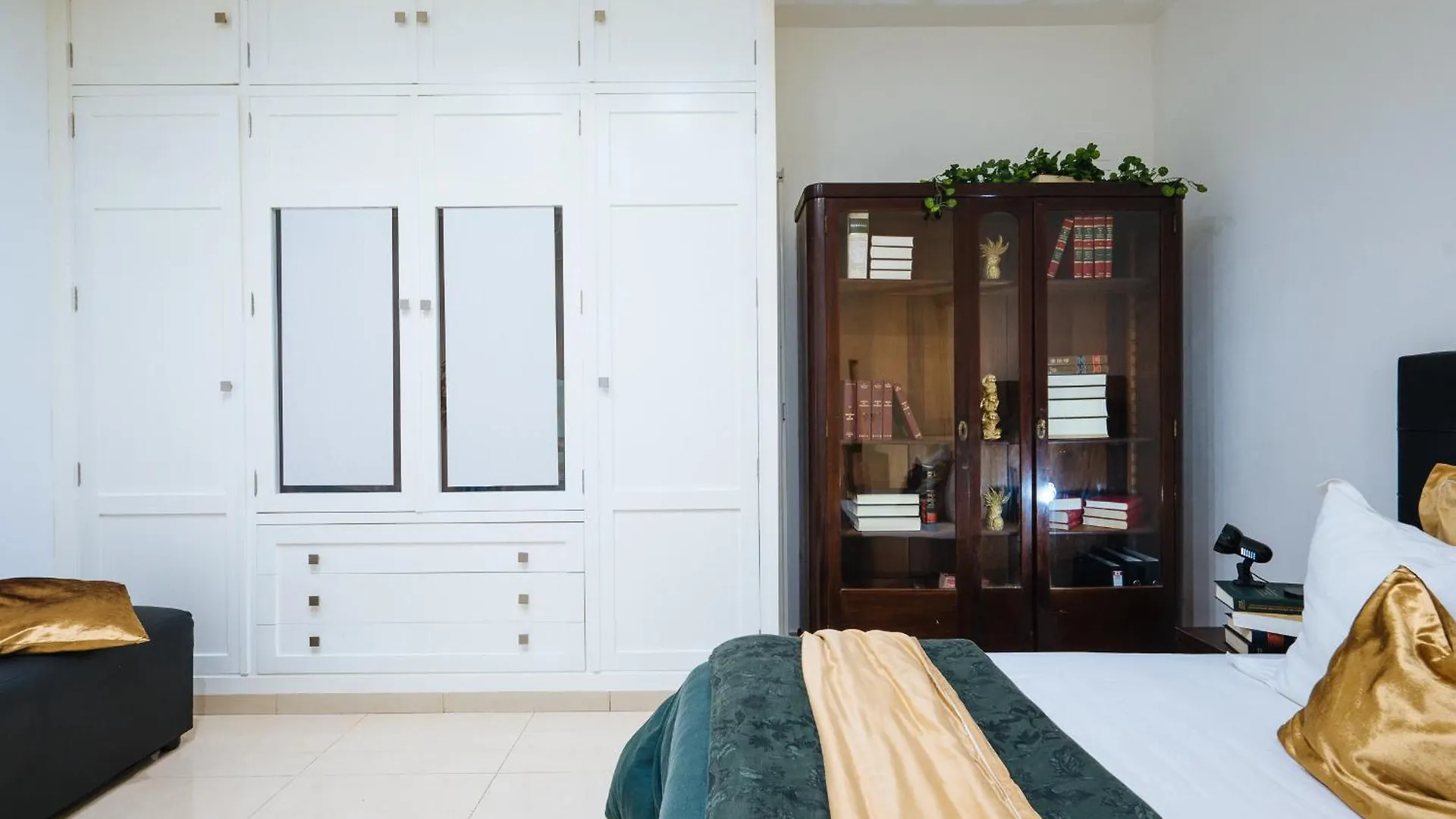 Elegant Interior Room In Sevilla Centre Seville
